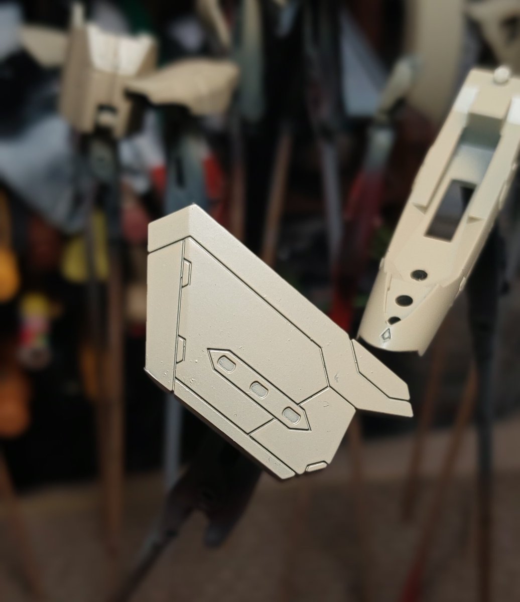 「HG VF-31を作ってみよう」

メインカラーはこんな感じです。

黒立ち上げからのクレオスのホワイト、レドーム、セールカラー、陸軍カーキの混色です。
割合は…テキトー💦
設定よりは少し濃い目かな？

#マクロスモデラーズ 
#マクロス
#HG