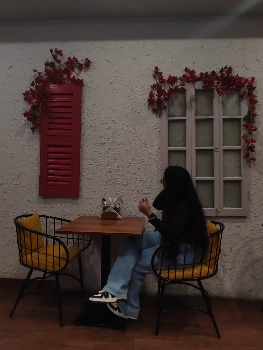 sensibleyaps's tweet image. that mysterious woman in the cafe who's probably thinking something funny to tweet once she gets home