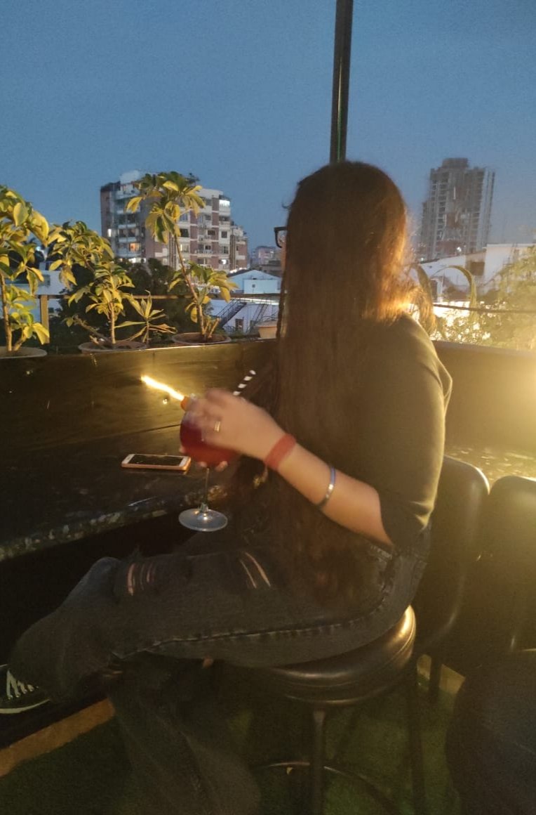 sensibleyaps's tweet image. that mysterious woman in the cafe who's probably thinking something funny to tweet once she gets home