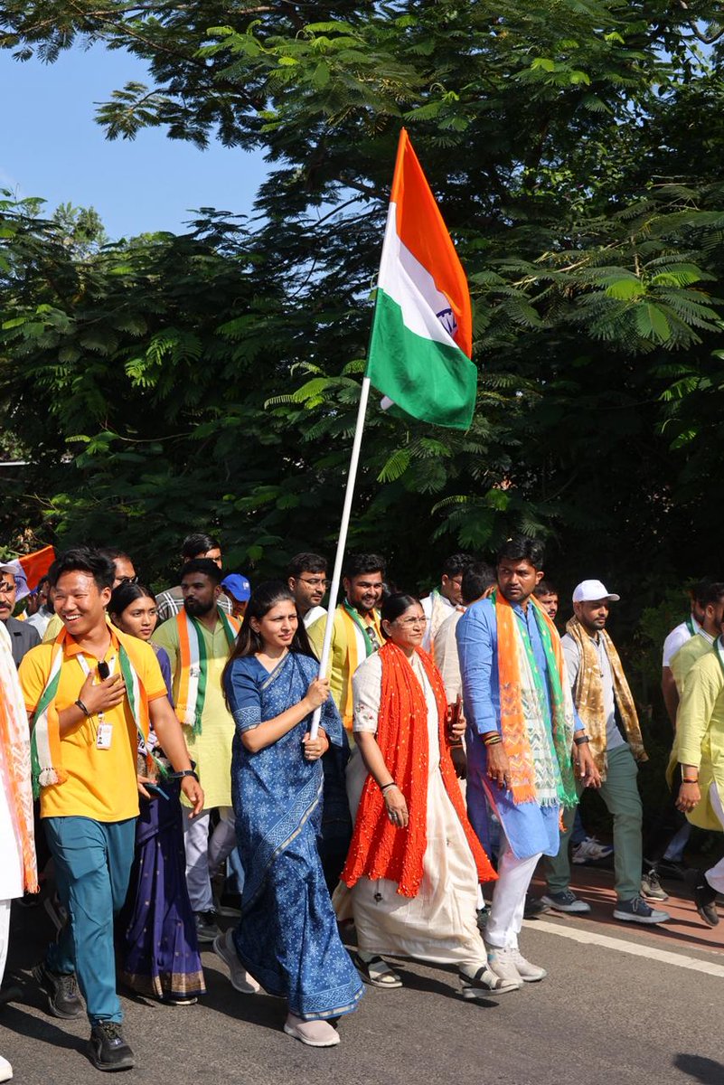 जब देश एक साथ चलता है, तो उसका भविष्य स्वयं उजाले की राह पर चल पड़ता है। 🌟

आज, राष्ट्रीय एकता पदयात्रा में युवा शक्ति के साथ कदम से कदम मिलाकर चलने का सौभाग्य प्राप्त हुआ। उनके अटूट उत्साह, जोश और एकजुटता ने मुझे अभिभूत कर दिया।