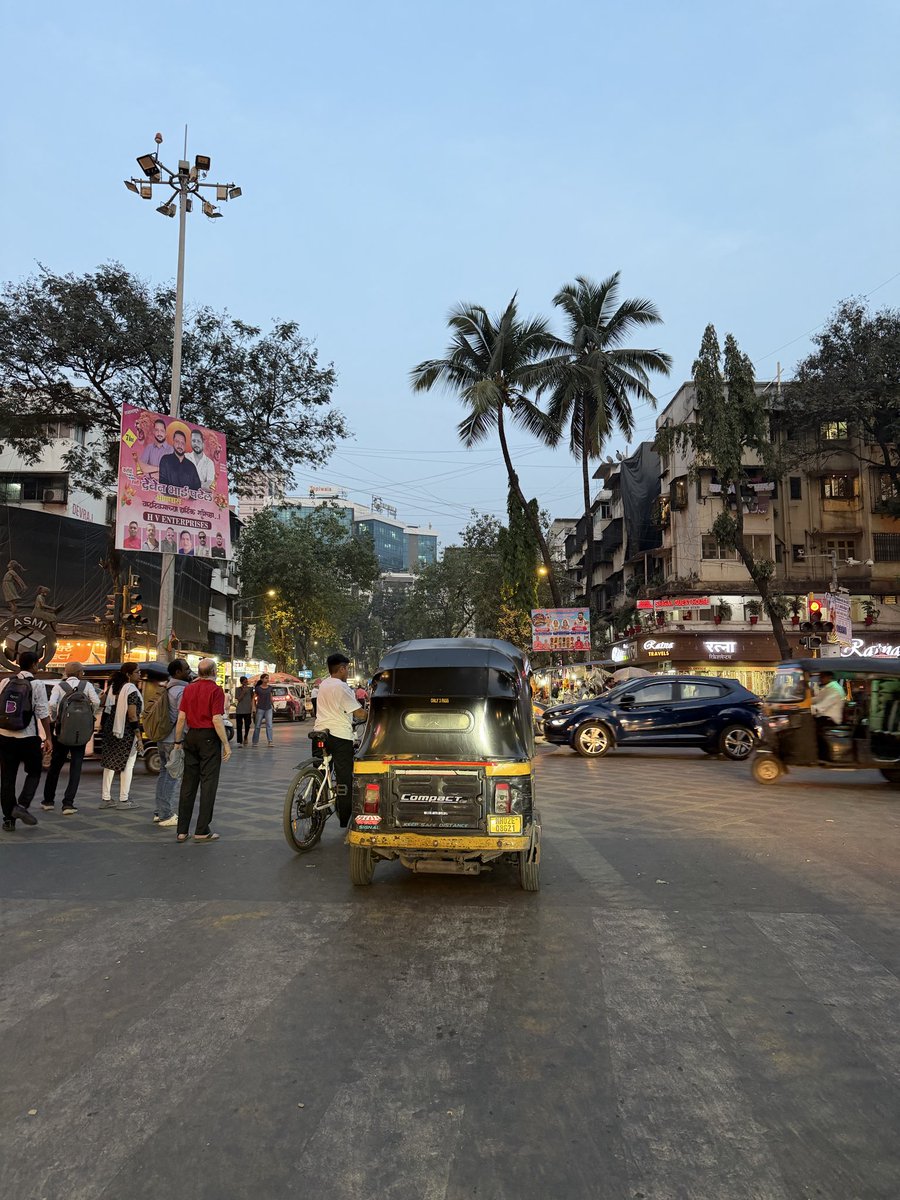 Talvindar_SG's tweet photo. At a very prime signal in Goregaon West - Ratna Signal. Are we allowed to put such hoardings @mybmcWardPS The irony is that @mybmc office is just 100 meters away!! #MumbaiMirror @mid_day https://t.co/ku5bsqKa0P