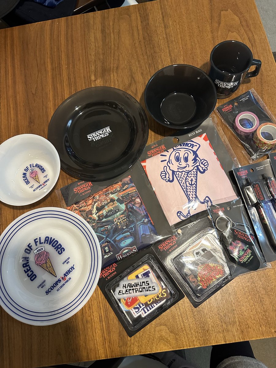rt_m1e's tweet photo. ストレンジャーシングススリーコインズ朝から並んで購入！争奪戦だった。買えてよかった～ https://t.co/Vr7fOiCUKb