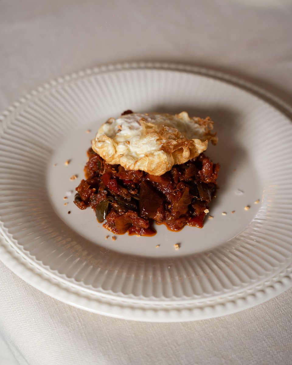 🍴 Semana 49 en <a href="/GaastroSpain/">GastroSpain</a> y Córdoba nos abre una puerta antigua, de piedra y memoria. <a href="/Rte_ermita/">Ermita La Candelaria</a>, asentado en una ermita del siglo XV, es de esos lugares donde la historia no decora: cocina. Donde cada sala guarda un eco y cada plato, un legado.

gastro-spain.com/restaurante-de…