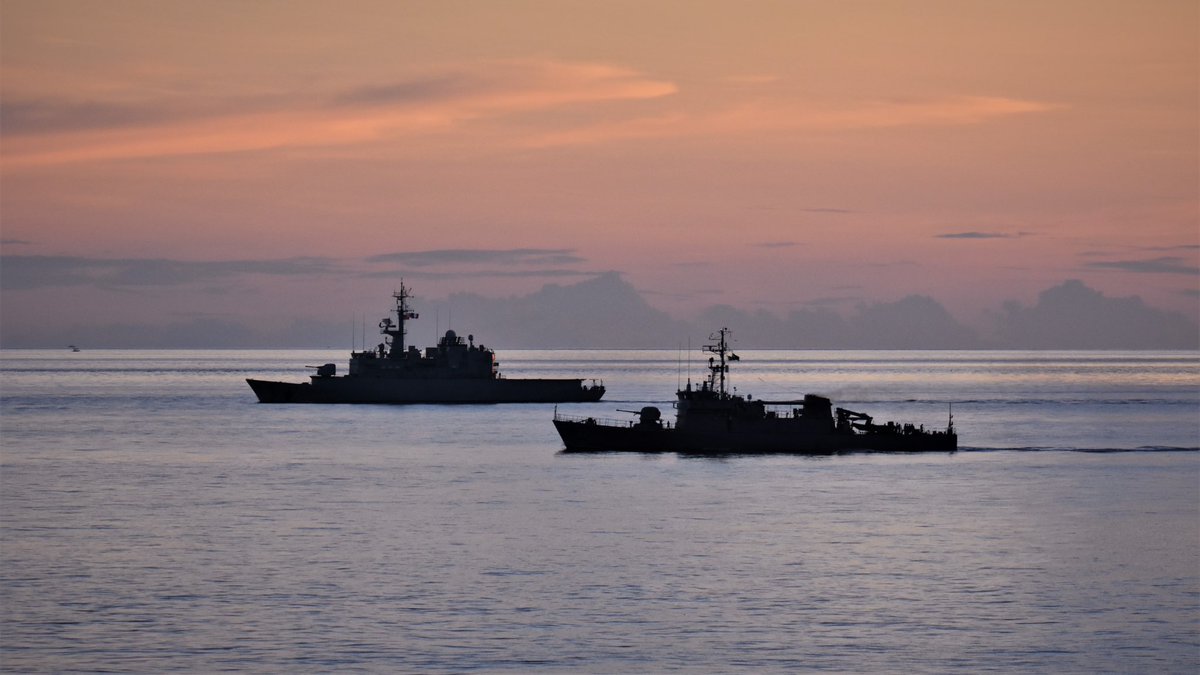 📍 Mer de Célèbes | La mission #HIMANTURA se poursuit !
 
Coopération en mer entre la frégate de surveillance🇫🇷 et la marine 🇵🇭
 
Conduite d'entraînements conjoints tels que manœuvres d'aviation, présentation au ravitaillement en mer ou encore treuillage. 
 
🎯 Partage