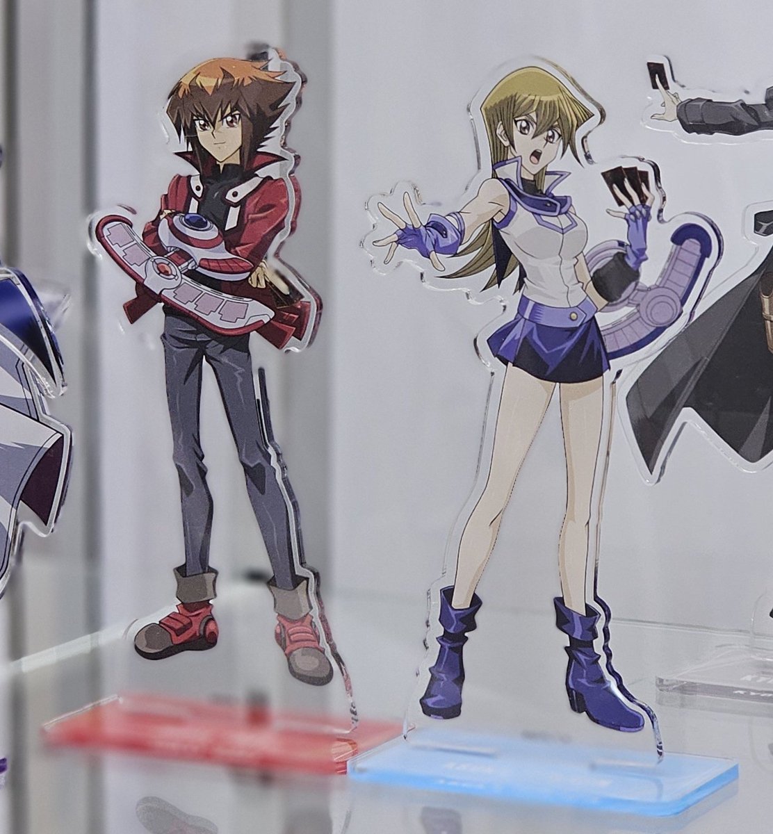 제넥스 아크릴 실물 웃긴 점
둘이 키 똑같은 것 같지만 자세히 보면 니쥬가 묘하게 더 높이떠있는거임