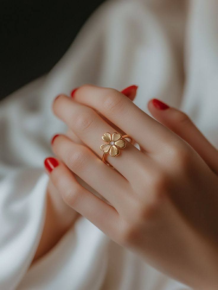 سونے کی قیمت 5 لاکھ تک جانے والی ہیں۔ 
پہلے یہ مردوں پر حرام تھا اب عورتیں بھی یہی سمجھیں۔ 🥲🤦🏻‍♀️