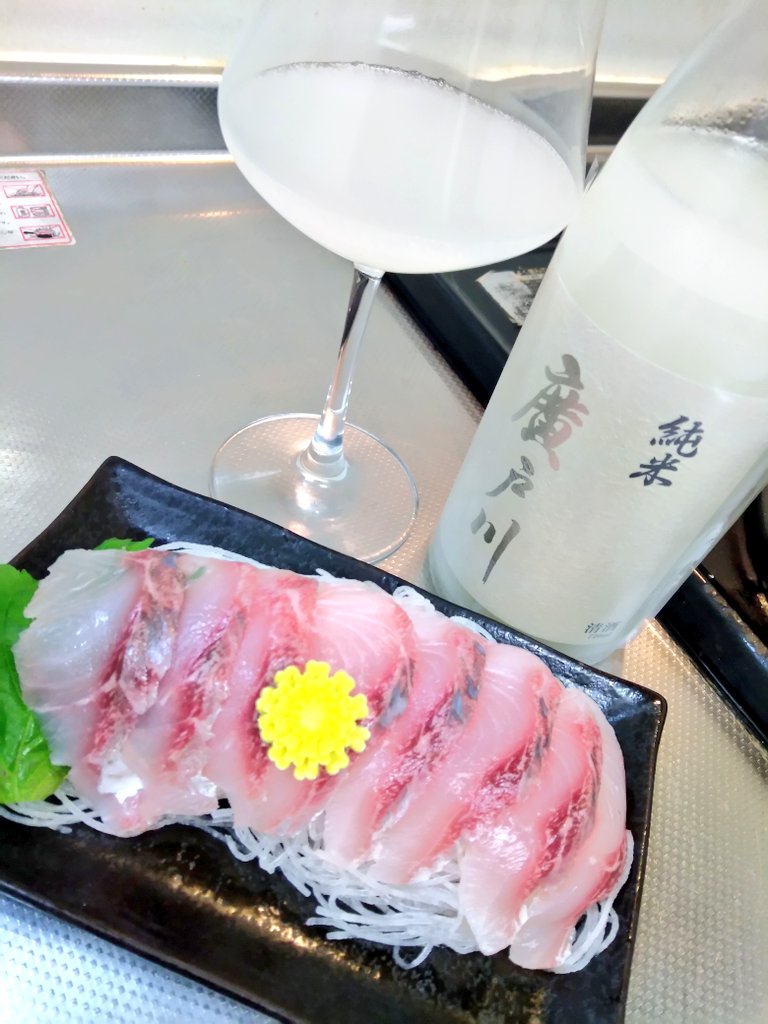 週末の一献。廣戸川 純米 にごり酒

香りはうっすらメロンのような爽やかさ。口に含むとフレッシュに爽やかなにごりの旨味シルキーに広がり余韻はスッキリとした苦酸味でやや長めにキレていきます。

シルキーな旨味上品かつ爽やかでやはり旨いっすね✨アテはボラのお刺身と頂きます😋