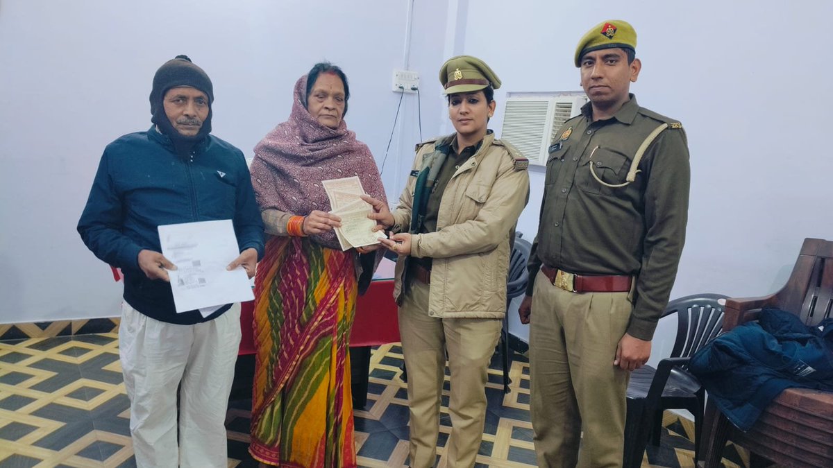 bstvlive's tweet photo. सीतापुर :  पुलिस का मानवीय चेहरा आया सामने

➡ 12 हजार के बॉन्ड सहित अन्य प्रपत्र किए वापस
➡ बाजार जाते समय दंपति के गिरे थे कागजात, बॉन्ड
➡ सदर चौकी इंचार्ज स्वाति चतुर्वेदी, हमराह ने किए वापस
➡ गस्त के दौरान पुलिसकर्मियों को मिले थे प्रपत्र

#Sitapur #PoliceHumanity #PublicService #UPPolice @sitapurpolice