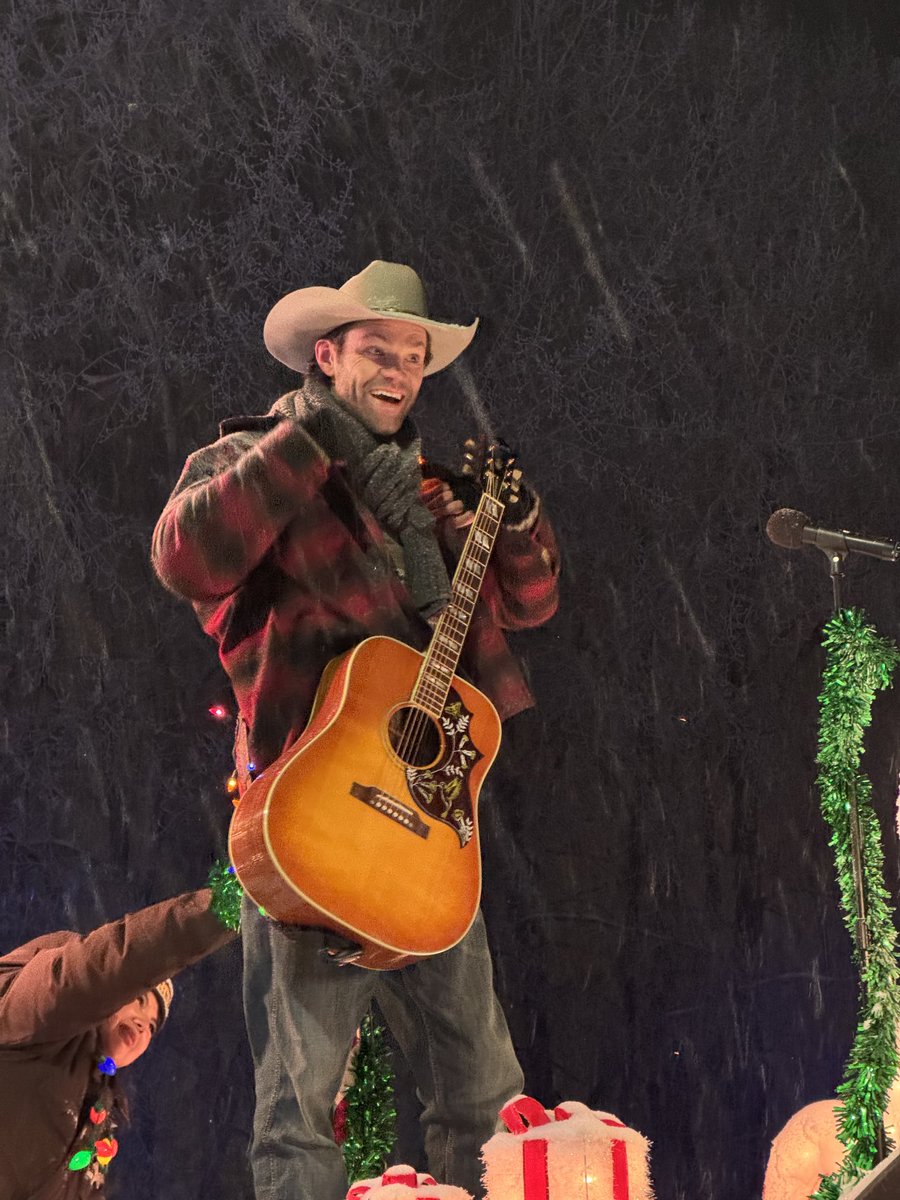 cwwalkersource's tweet image. Jared Padalecki at the High River Santa Claus Parade filming The Bodyguard 🎸❄️