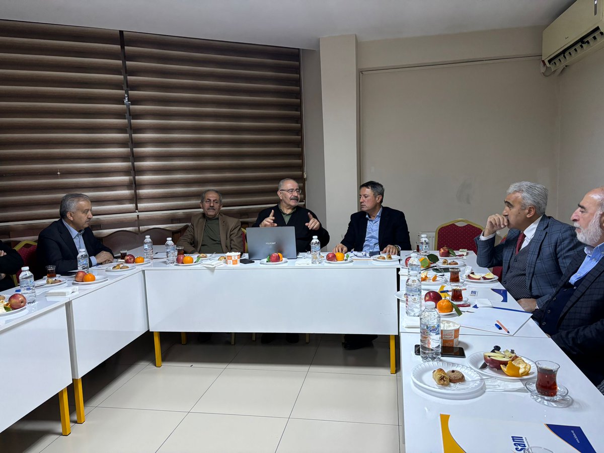 ErtanMUMCU's tweet photo. "Ortak Gelecek" Müzakere grubunda konuk  Prf.Abdullah Korkmaz Hocamızın saha çalışmasının sonuçları üzerine değerlendirmelerde bulunduk.Depremin üzerinden 2,5 yıl geçmesine rağmen 
"İmkanım olsa giderim"diyenlerin %50 oranında olması başlıca büyük tehdit. https://t.co/P3BPNJ8V5j