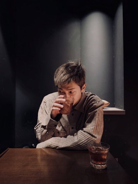 ErisDwarf7's tweet photo. 🐨「僕のLIVEの時に別のメンバーを探すのは、今はもう少し悲しいです」
...こんなこと言わせないで。ほんとに。
タニの広報担当じゃないし。
#WLive やってくれて🐨自身の近況を教えてくれることに感謝だよ。
ナムジュニ🚗免許取得頑張れ🐨✨👍
#RM https://t.co/qx0l16zOrJ
