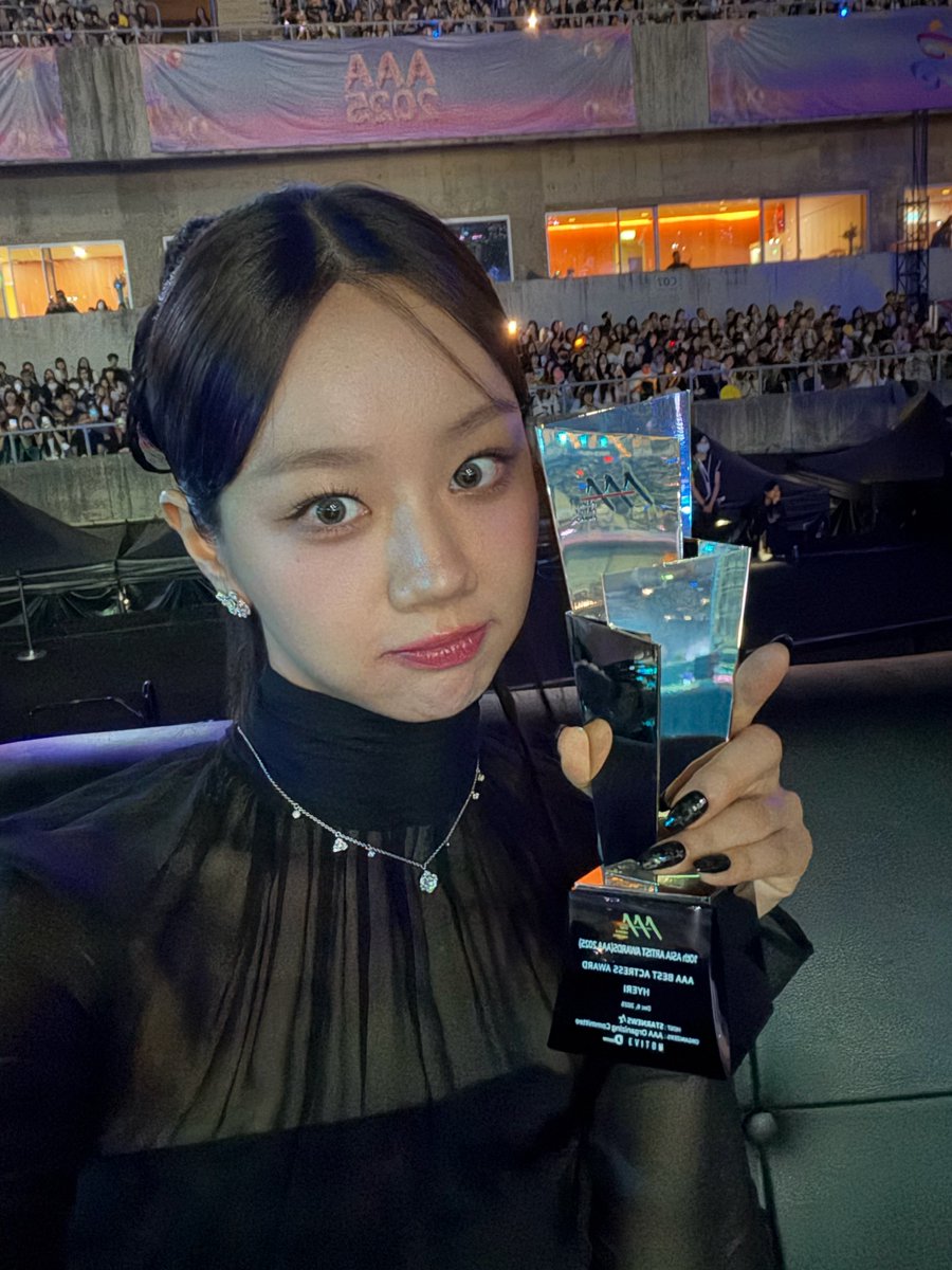 Hyeri update on 🫧

She thanks Hyeroomis for the best actress award for FR and post this selfie 🥰

#이혜리 #혜리 #LEEHYERI #Hyeri #hyeroomy #AAA2025 #FriendlyRivalry #선의의경쟁