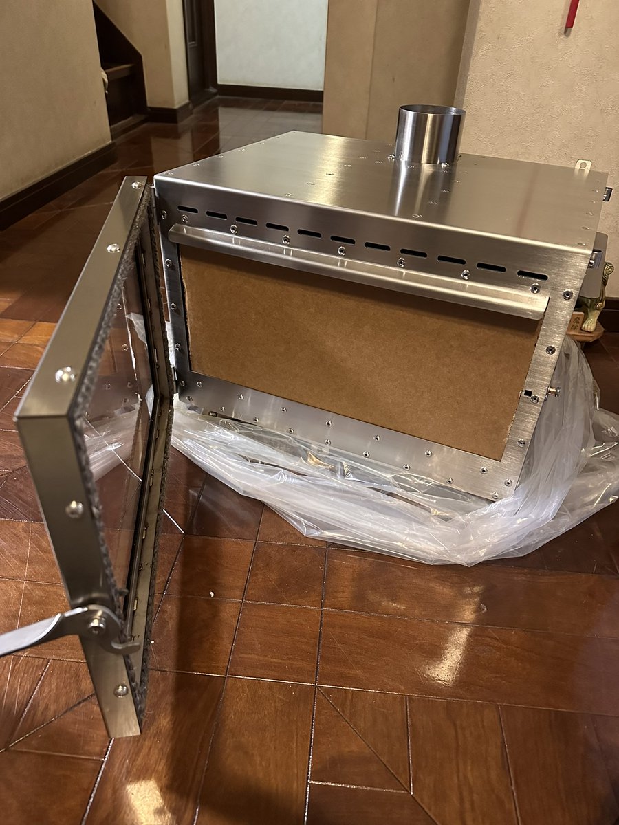 マウントスミオーラFGステンレス来たぁ！めっちゃカッコいいけど重たい^ ^
#マウントスミ
#薪ストーブ