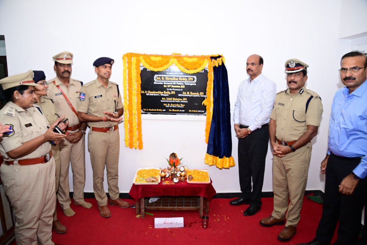 adilabad_sp's tweet photo. Telangana #DGPShivadharReddy IPS Sir launched the reconstruction of Adilabad Police Guest House, inspected the premises and appreciated the facilities planned for officers & staff. Saplings planted with IGs and District SPs to promote greenery🌱.
#DGPSir #TelanganaPolice https://t.co/J1EHNA06DQ
