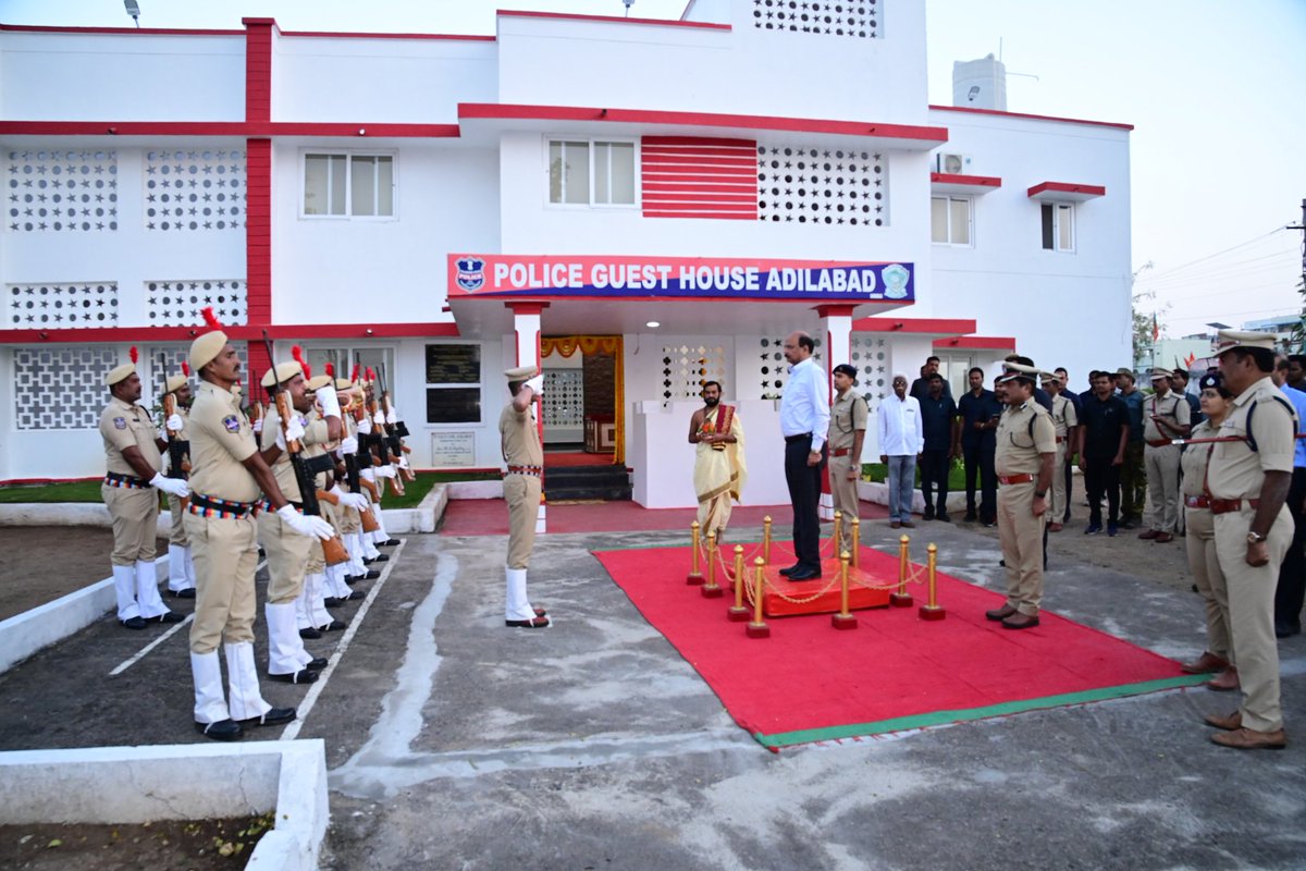 adilabad_sp's tweet photo. Telangana #DGPShivadharReddy IPS Sir launched the reconstruction of Adilabad Police Guest House, inspected the premises and appreciated the facilities planned for officers & staff. Saplings planted with IGs and District SPs to promote greenery🌱.
#DGPSir #TelanganaPolice https://t.co/J1EHNA06DQ