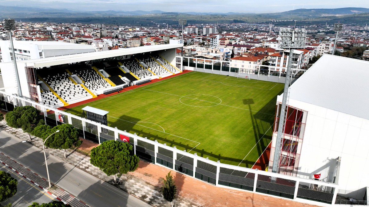 Soma Nazım Yavuz Stadyumu’nun resmî açılışını gerçekleştirdik.🏟️

Açılışın ardından Somaspor ile Menemen FK arasında oynanan karşılaşmayı tribünden takip ettik.⚽️

Soma’ya ve Türk sporuna hayırlı olsun.🇹🇷