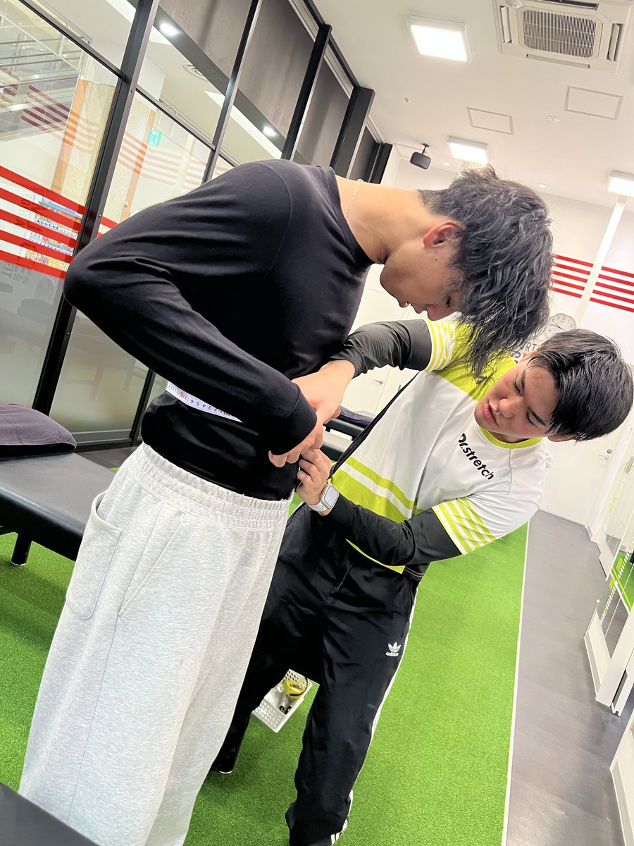 ds_keitatsuji's tweet photo. 営業後に古倉トレーナー@dsBTyoshiaki 
とトレーニング🏋️🏋️

お客様のために寒さに負けない身体作りしていきます🔥🔥

#D1
#イオンモール鹿児島店
#細山田商事
#パンプした後の腕周りとウエストを測っている図
#1ヶ月後どれだけ大きくなっているかな
#開脚はもう少しで180度いきそうです https://t.co/cWDYvqdbXa