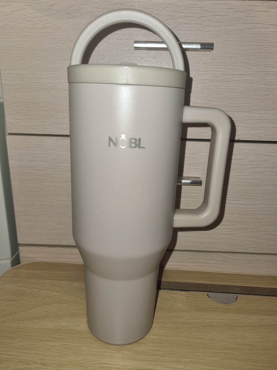 cieldecoton14's tweet photo. @txtdarionlshop Aku sebulan ini lagi pakai tumbler dari brand baru. So far ketahanan dinginnya oke dan es batu lumayan lama juga, sesuai klaimnya up to 24 hours for cold, 12 hours for hot. Dan harga affordable utk ukuran 1.2L masih 200k something. Warnanya lucu2

Link: https://t.co/ZcGvgXx1hH https://t.co/LlDZ8DfJpR