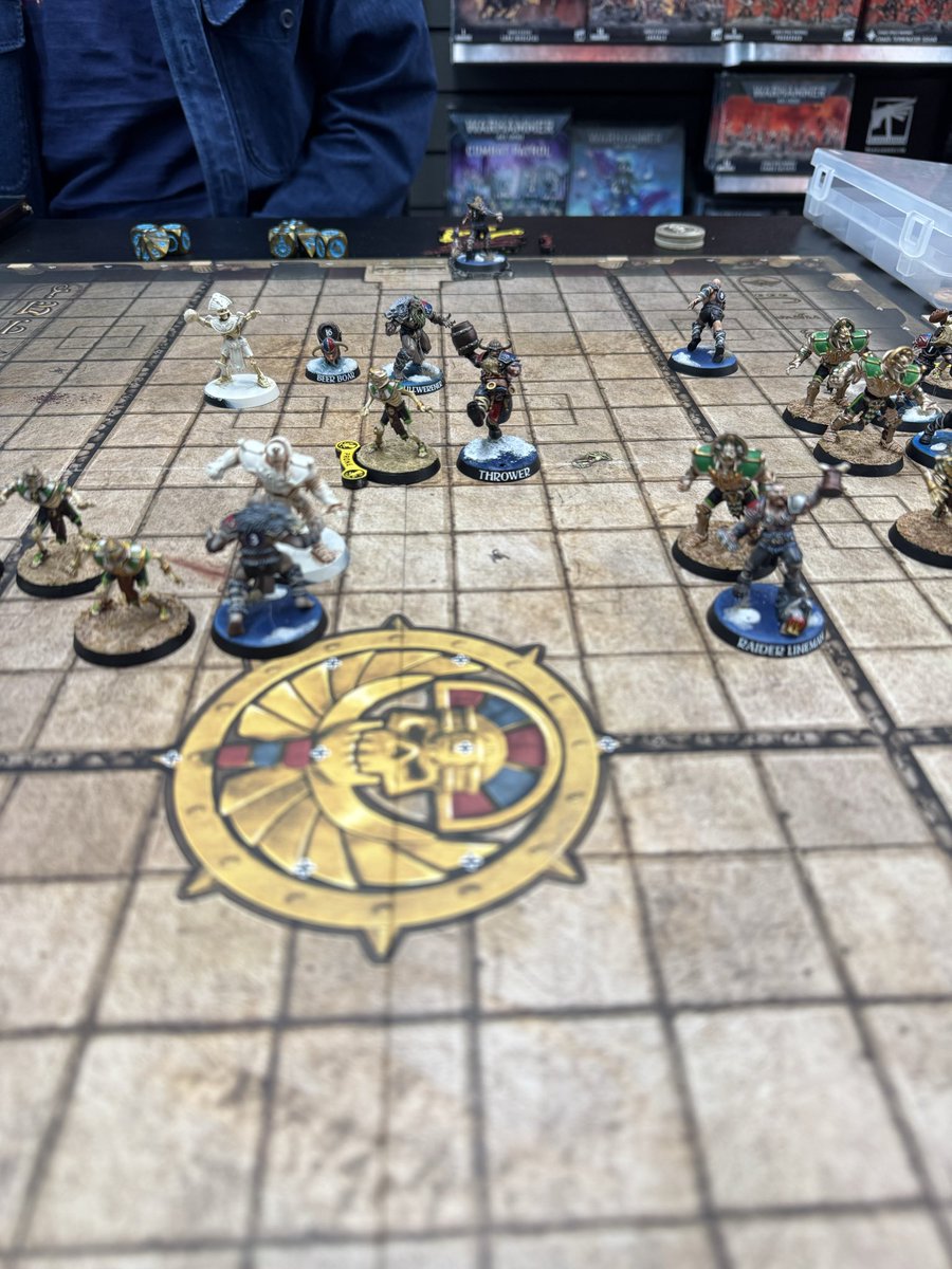 posstoma's tweet photo. #letsgo_whs #bloodbowl 今日の試合は、
Tomb Kings 1-1 North
KO'd boxから復帰出来ない3 North players。
ボールのPick-upの 4+は簡単に成功するのに、Rushの 2+を チームリロール込みで 4回連続で失敗する Tomb King Throwerなど、見どころ満載、 Nice BLOODBOWL でした🏈 https://t.co/iztShnsAGE
