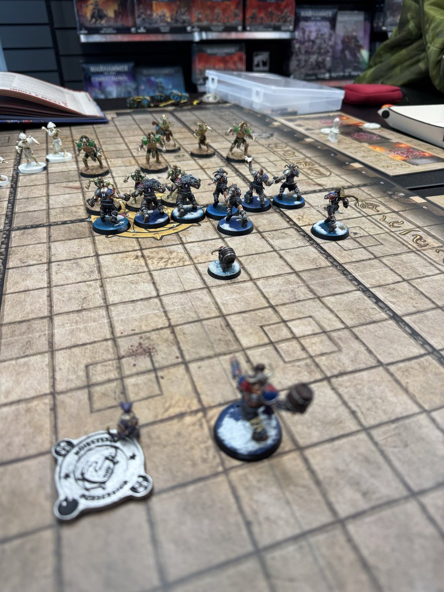 posstoma's tweet photo. #letsgo_whs #bloodbowl 今日の試合は、
Tomb Kings 1-1 North
KO'd boxから復帰出来ない3 North players。
ボールのPick-upの 4+は簡単に成功するのに、Rushの 2+を チームリロール込みで 4回連続で失敗する Tomb King Throwerなど、見どころ満載、 Nice BLOODBOWL でした🏈 https://t.co/iztShnsAGE