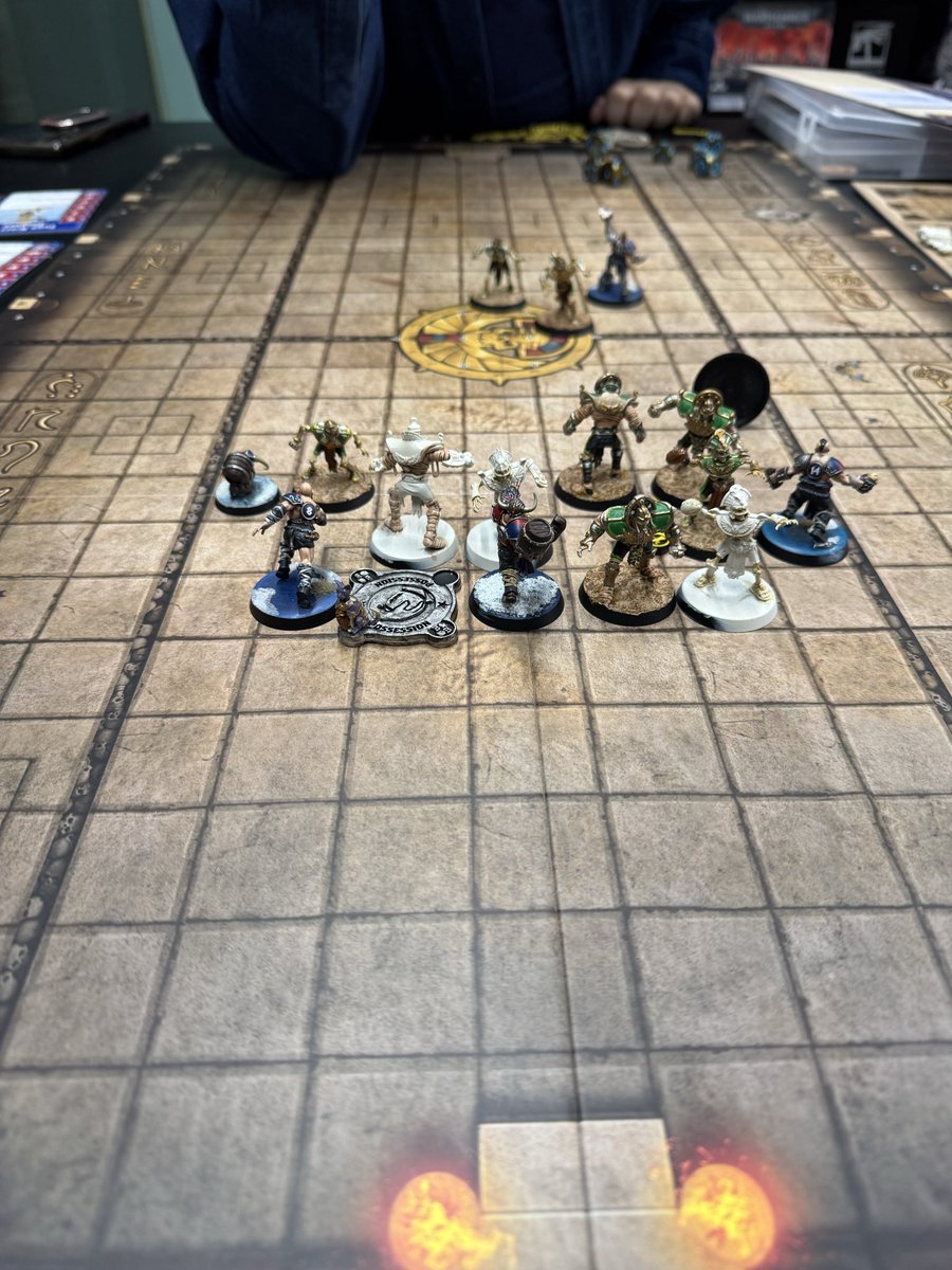 posstoma's tweet photo. #letsgo_whs #bloodbowl 今日の試合は、
Tomb Kings 1-1 North
KO'd boxから復帰出来ない3 North players。
ボールのPick-upの 4+は簡単に成功するのに、Rushの 2+を チームリロール込みで 4回連続で失敗する Tomb King Throwerなど、見どころ満載、 Nice BLOODBOWL でした🏈 https://t.co/iztShnsAGE