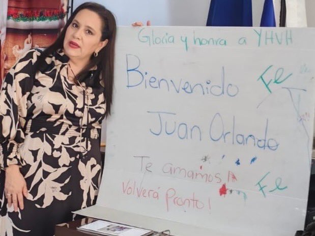 anagarciacarias's tweet photo. El rótulo con este mensaje ha estado en la sala de mi casa desde el 2022, casi desde que Juan Orlando Hernández salió de nuestro hogar. Lo escribí en medio del dolor, pero también con la fe firme de que Dios cumpliría Sus promesas.

Hoy quiero compartir los versículos que estaban en mi corazón cuando lo escribi:

“Entonces el Señor me respondió, y dijo: Escribe la visión y grábala en tablas, para que corra el que la lea. Porque es aún visión para el tiempo señalado; se apresura hacia el fin y no defraudará. Aunque tarde, espérala; porque ciertamente vendrá, no tardará.” Habacuc 2:2-3

Y también esta verdad eterna:
“Ahora bien, la fe es la certeza de lo que se espera, la convicción de lo que no se ve.” Hebreos 11:1

Como testimonio les comparto: 

El 28 de noviembre de 2025 a  las 3:18 pm en un de repente de Dios el Presidente Trump anuncio que concedería un Perdon completo y absoluto a Juan Orlando.  El 1 de diciembre de 2025 a las 5:27 pm Juan Orlando nos llamó para decirnos que ya estaba en libertad.  Un milagro de Dios. 

¡Dios es fiel y misericordioso. A El sea toda la gloria.!

#inocente #JuanOrlandoHernandez #volvera #DAMQSI

FOTOS Cortesía de EFE