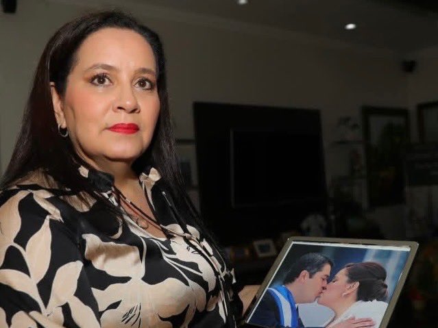 anagarciacarias's tweet photo. El rótulo con este mensaje ha estado en la sala de mi casa desde el 2022, casi desde que Juan Orlando Hernández salió de nuestro hogar. Lo escribí en medio del dolor, pero también con la fe firme de que Dios cumpliría Sus promesas.

Hoy quiero compartir los versículos que estaban en mi corazón cuando lo escribi:

“Entonces el Señor me respondió, y dijo: Escribe la visión y grábala en tablas, para que corra el que la lea. Porque es aún visión para el tiempo señalado; se apresura hacia el fin y no defraudará. Aunque tarde, espérala; porque ciertamente vendrá, no tardará.” Habacuc 2:2-3

Y también esta verdad eterna:
“Ahora bien, la fe es la certeza de lo que se espera, la convicción de lo que no se ve.” Hebreos 11:1

Como testimonio les comparto: 

El 28 de noviembre de 2025 a  las 3:18 pm en un de repente de Dios el Presidente Trump anuncio que concedería un Perdon completo y absoluto a Juan Orlando.  El 1 de diciembre de 2025 a las 5:27 pm Juan Orlando nos llamó para decirnos que ya estaba en libertad.  Un milagro de Dios. 

¡Dios es fiel y misericordioso. A El sea toda la gloria.!

#inocente #JuanOrlandoHernandez #volvera #DAMQSI

FOTOS Cortesía de EFE