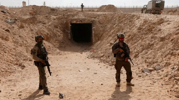 رفح کی سرنگ!
دور جدید کا ایک عجوبہ
یہ قوت اور عزم کا ایک ایسا کرشمہ ہے، جس کی مثال کم ہی ملتی ہے۔ کیا آپ جانتے ہیں کہ آٹھ کلومیٹر لمبی اور پچیس سے تیس میٹر گہری سرنگ کا مطلب کیا ہے؟  یعنی آٹھ ہزار میٹر!
اگر آپ سے کہا جائے کہ صرف ایک سے آٹھ ہزار تک گنتی کریں تو آپ تھک جائیں گے،