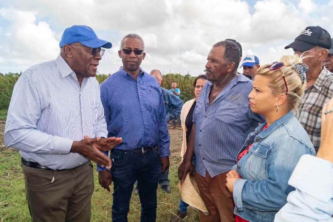 Con #HonorHolguinero acompañamos al Vicepresidente de la República de #Cuba <a href="/SalvadorValdesM/">SalvadorVM</a>, a un recorrido por municipios de #HolguínSí donde se evaluó la marcha del programa arrocero y con los productores se trataron las acciones para elevar la producción del cereal.