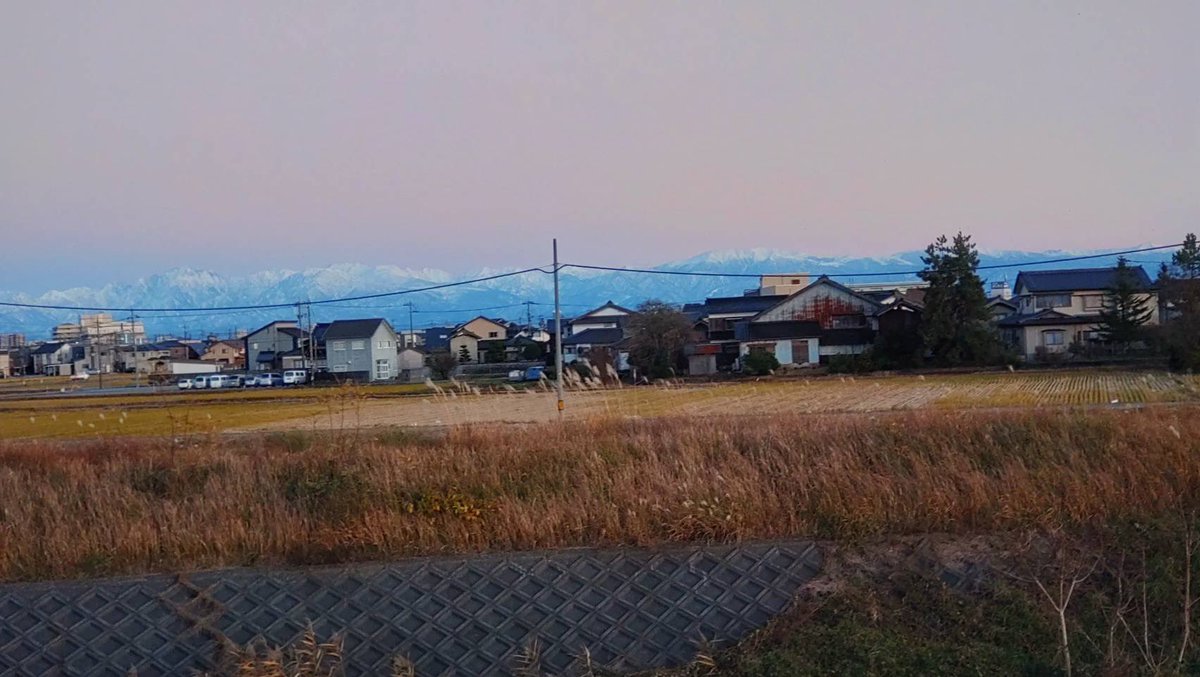 JakkouMouse's tweet photo. オレンジの後の、青い、立山連峰

#立山連峰 https://t.co/AP4W7YHpT0
