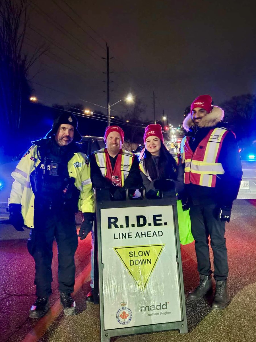 MADDDurham's tweet photo. We all have our part to play in keeping our roads safe! Our volunteers were out again last night with @DRPSRoadSafety and the Festive R.I.D.E. team thanking those on the roads for driving sober. #drivesafe #drivesober #projectredribbon https://t.co/iNaJHvGi82