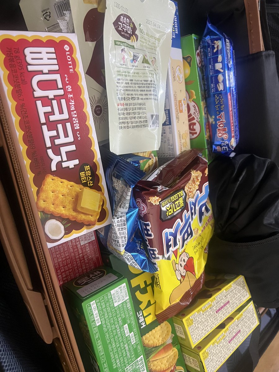 ddaIang's tweet image. 아 ㅋㅋ 일본인 홍콩인 줄 과자 캐리어 반 차지함;