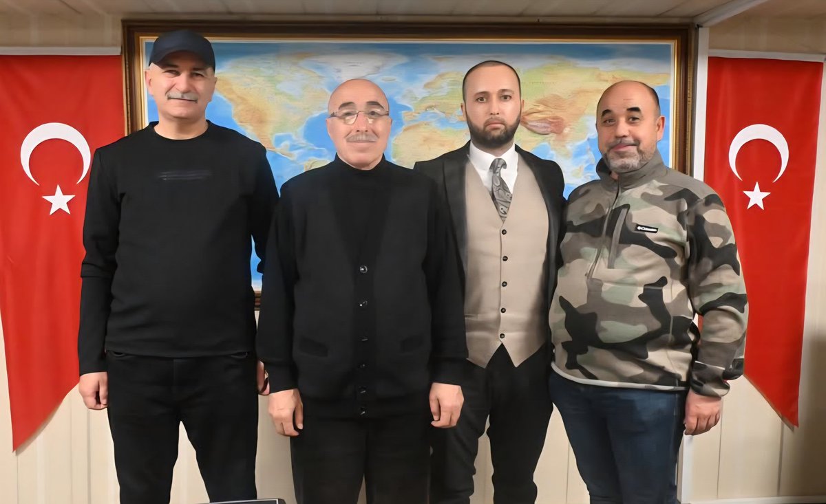 Var olsun Ülküdaşlık hukukumuz!

Tanımaktan büyük onur duyduğum, Ülkücü Hareketin yaşayan hafızalarından, Ülkücü camianın en geniş arşivine sahip iki değerli büyüğümüz, Hakkı Öznur ve Metin Turhan ağabeyim ve Emre Keskin kardeşim ile cansız bir hatıra.