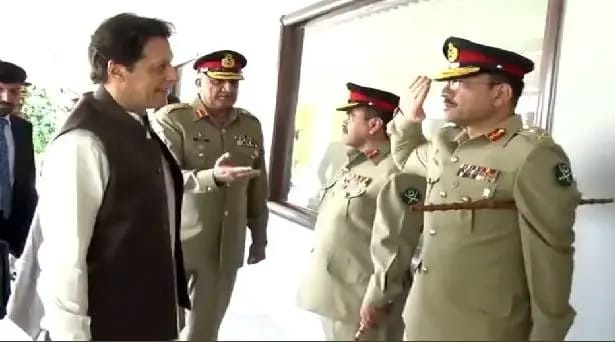 Mahikhan_pti's tweet photo. ہم نے اسے ہی نہیں تیری طرف داری کی۔ 
تو علامت ہے میرے دیس میں خوداری کی۔

#قومی_نشہ_عشق_عمرانیہ https://t.co/3ONImAvmfT