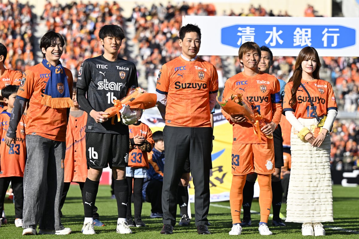 shizusports's tweet photo. #清水エスパルス を今季限りで退団する #乾貴士 選手は #ファジアーノ岡山 戦後のセレモニーで、「離れるのはつらいです。これからも #清水エスパルス を愛しています」と涙ながらに感謝しました。「こんな形で引退したくない」と現役続行を宣言しました。 https://t.co/kwxXvJ3F6p