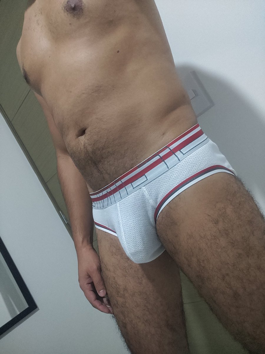 menundiespotter's tweet photo. 🔥 Hay hombres como @AngelGdl90 a los que la #trusa simplemente les queda demasiado bien… 😏🔥
La forma en que la luce hace imposible no fijarse en saborearse su #bulto.
Si tú eres de esos, dale RT y comparte tu foto 📸
#TrusaLover #MachosConEstilo #BriefAddict #TrusaVibes https://t.co/rLSCXZREim
