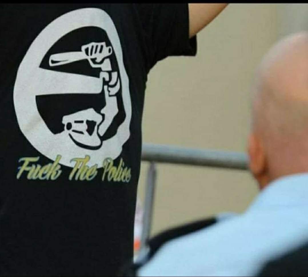 JustNivo's tweet image. לפני עשור עצרו אוהדי מכבי בגלל החולצה הזאת, לאף אחד לא היה אכפת, בן גביר לא היה קרוב להיות בממשלה וכולם האשימו אותנו שאנחנו מתריסים. 
סתם אנקדוטה.