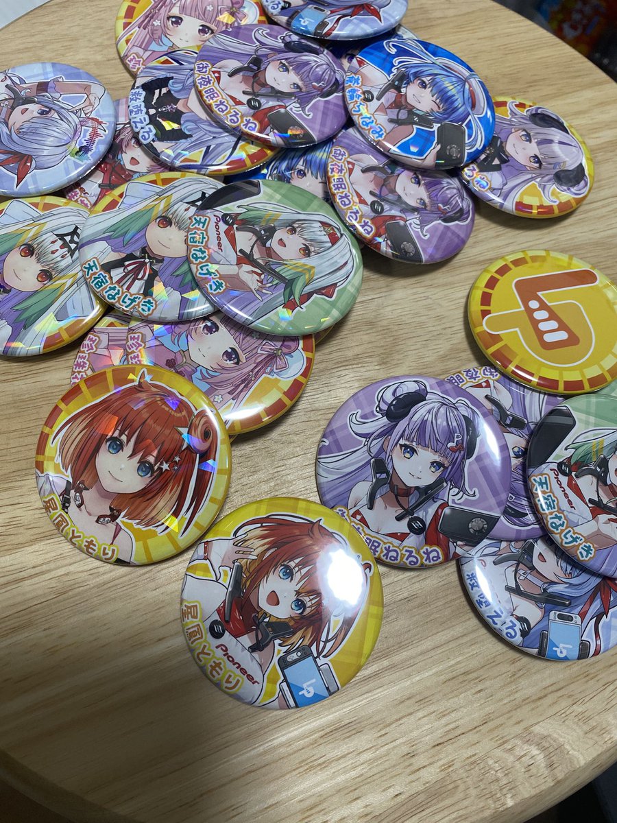 今日の缶バッジ、箱に残った25をからしてきたんだけど、手前がノーマル