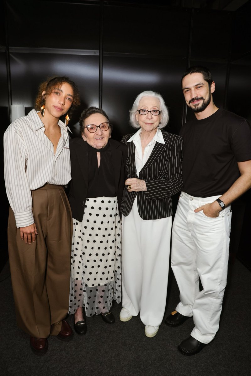 eu e gabriel vimos dona tania maria encontrar dona fernanda montenegro e se emocionarem. não há curso que ensine a vivencia de quem tem o tempo ao seu lado. 

como é bom estar viva pra ver essas belezas rolarem. 🤍