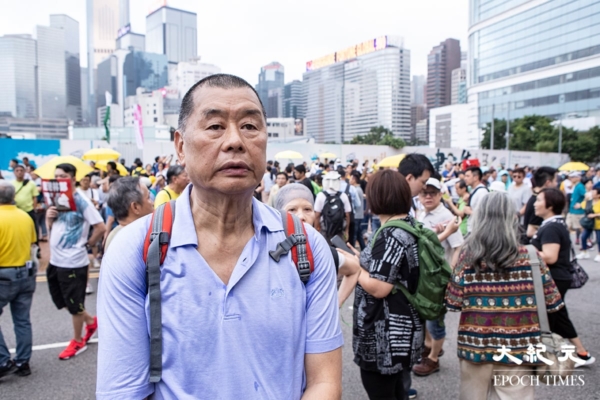 轉：请再关注：黎智英是真英雄！ 
  为众人抱薪者，不可使其冻毙于风雪！

黎智英子女：父親的指甲会变成几乎紫色、灰色、带绿色，然后脱落，牙齿也正在腐烂，他历经了地狱般的折磨。