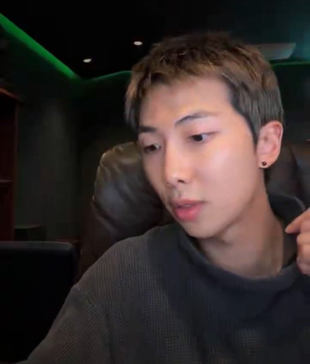 btschartsxdaily's tweet photo. #RM also talking about #BTS future in his live on Weverse 💜

“We even thought a lot about like should we pause the team again here or not, but we LOVE our TEAM and it’s because of the love and hope from all of you watching right now! that we can decide to KEEP GOING” 😭💜 https://t.co/gxXh0xFxu5