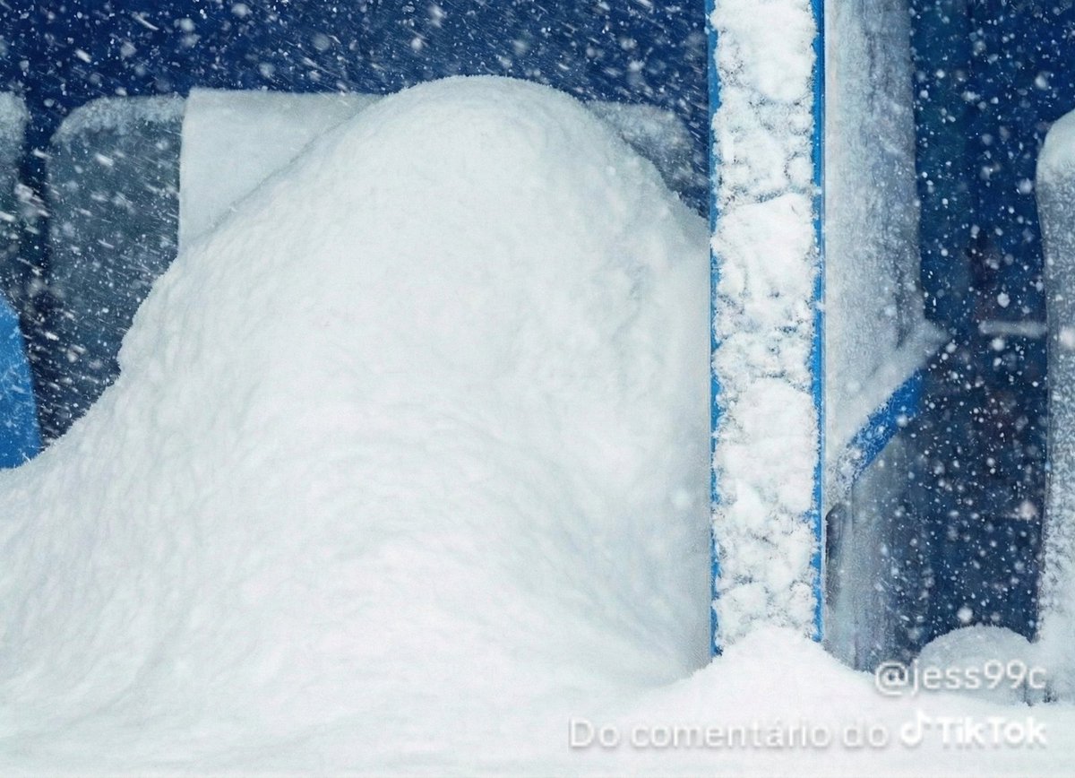 r_m4th's tweet image. Enquanto lá na Rússia