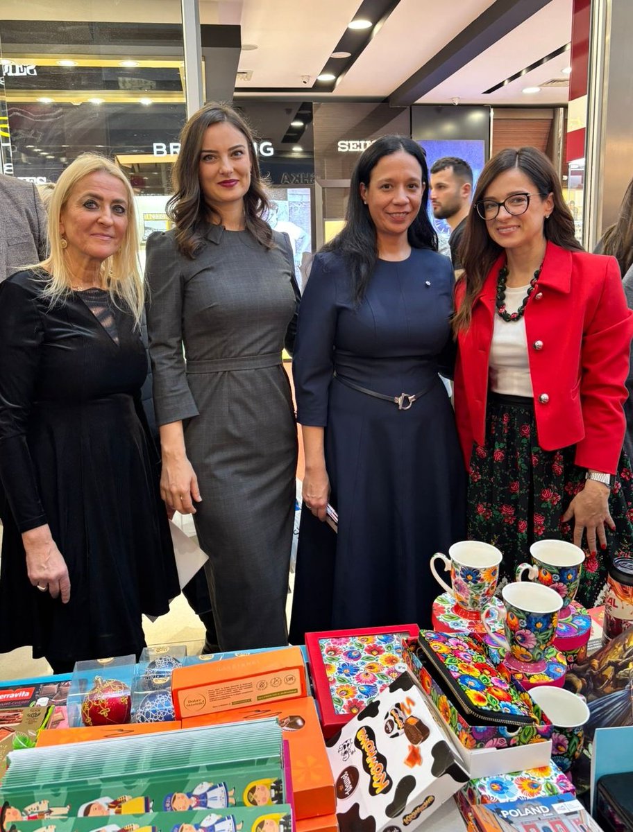 PLinCrnaGora's tweet photo. Prva dama Crne Gore, Milena Milatović na poljskom štandu na božićnom sajmu #DiplomaticBazaar u Podgorici.
Hvala na posjeti! 🇵🇱🤝🇲🇪 https://t.co/XU78TOKcfA