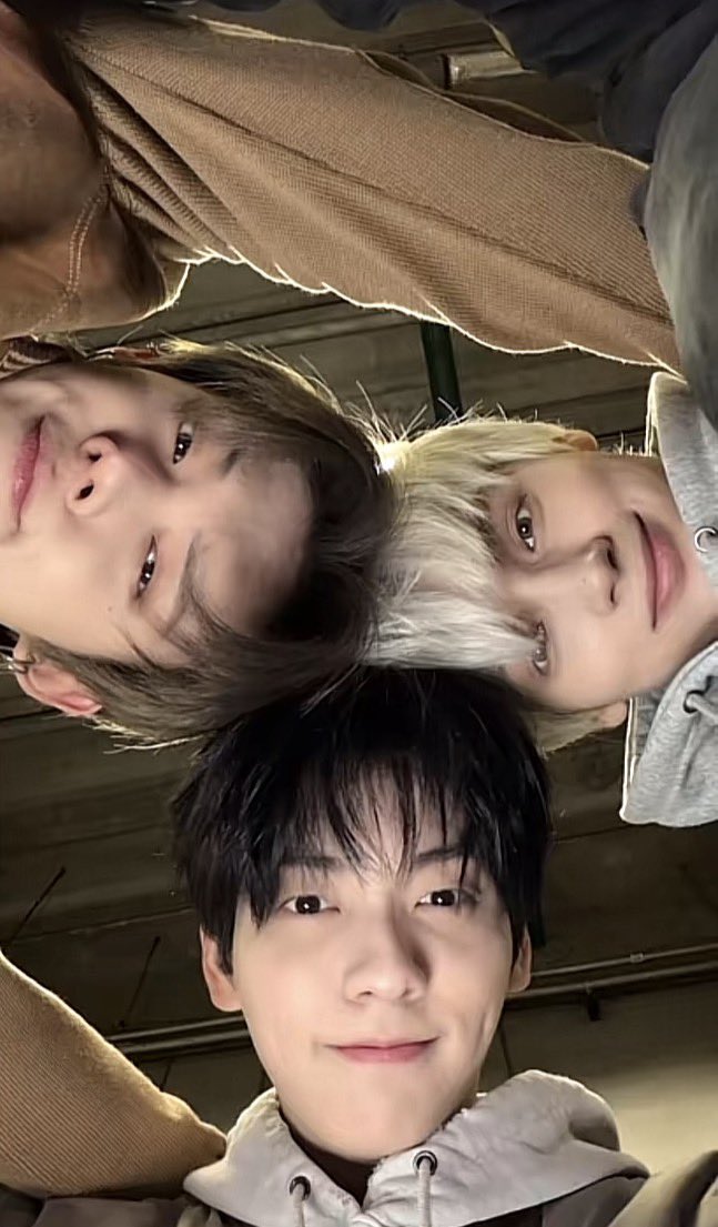 taehyunqueef's tweet image. txt if they were titans in aot about to eat you: