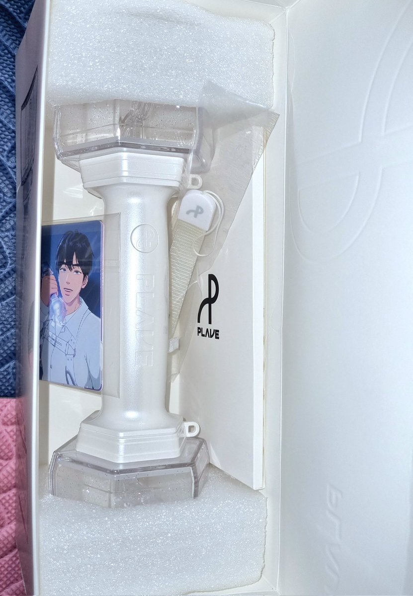 dia_she's tweet photo. #psell 

lightstick unsealed (on pic) 
buku panduan ilang 🙏
615k (excluding biaya 🍊)

(lightstick belum pernah dipake, strap baru, pc sealed, tanpa buku manual) https://t.co/VO6RZ1wPZG
