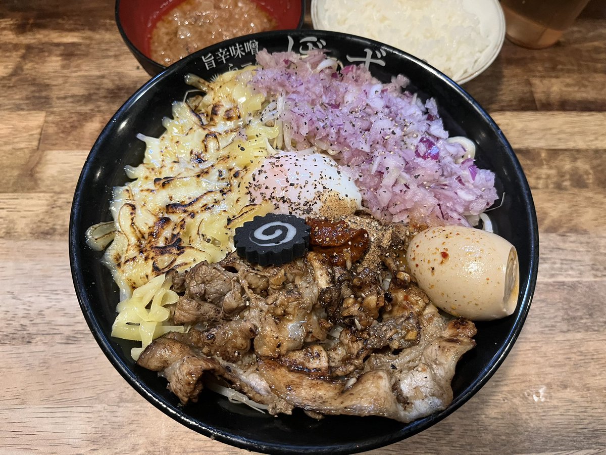 DontThinkFeel84's tweet image. 旨辛味噌らーめんぼんずに凸❣️
🅿️まで香る肉を炒めるいい匂い😍
味噌まぜ❤️ミソアブラチーズムラサキ赤玉ライス
丼面のキレイな事〜🥰
まぜまぜしてタレをたっぷり麺に潜らせれば至福のひととき😚
お持ち帰りも購入してシアワセ腹パンKKゴチでした😋
来週は本店周年祭、楽しみが止まらな〜い🥰