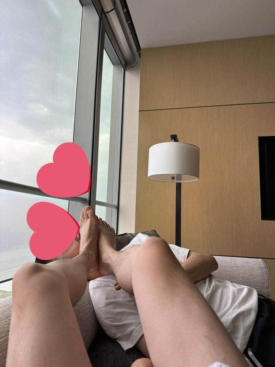 xmxiahuaxian's tweet photo. 再是有钱人家的少爷，想舔脚也会来找我😑 https://t.co/yGpOqe75nd