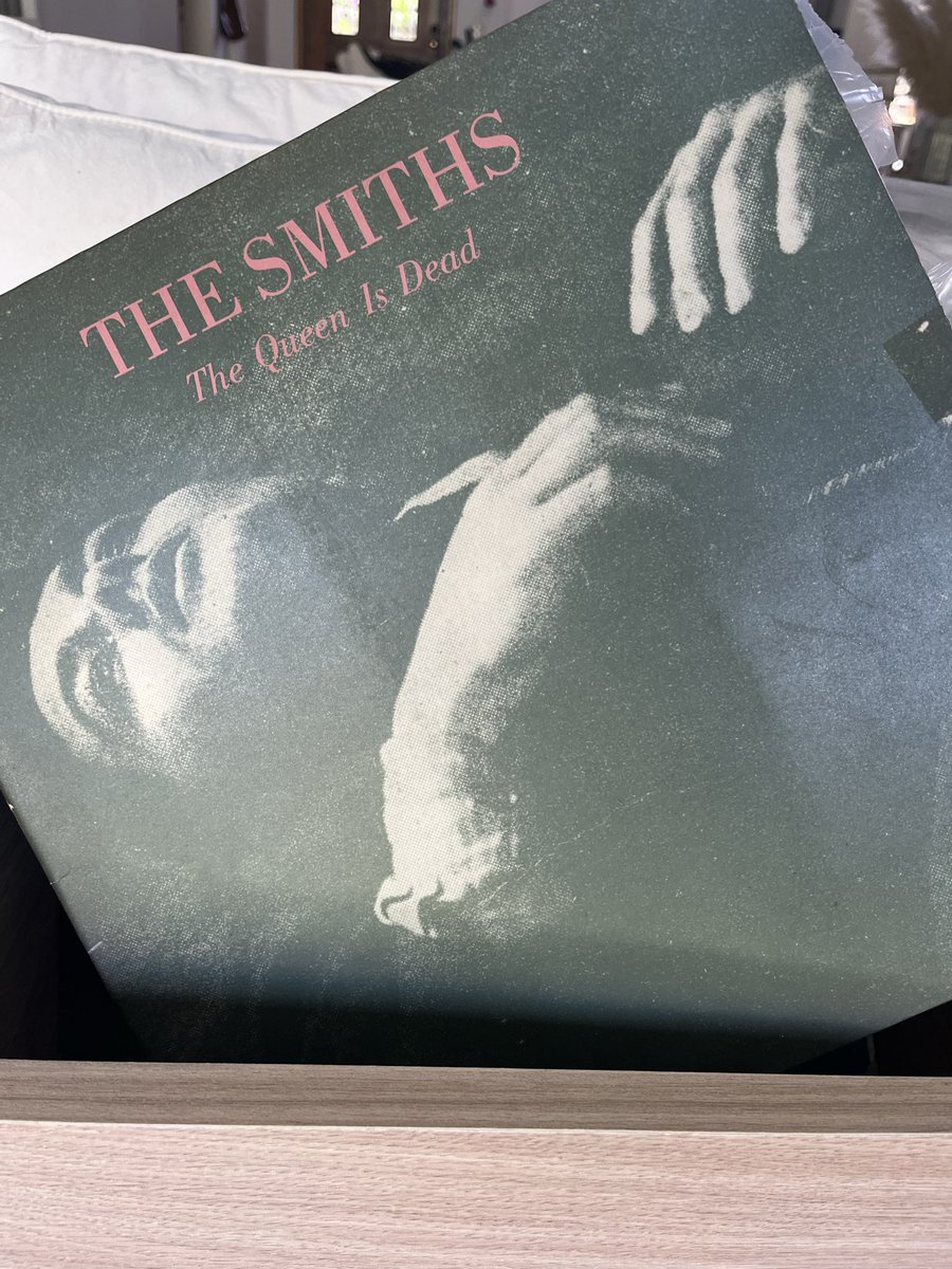 Levantarse, un sábado hermoso de sol. Elegir este álbum y este tema. Sentirlo.
And if a double-decker bus
Crashes into us
To die by your side
Is such a heavenly way to die
And if a ten tonne truck
Kills the both of us
To die by your side
Well, the pleasure, the privilege is mine