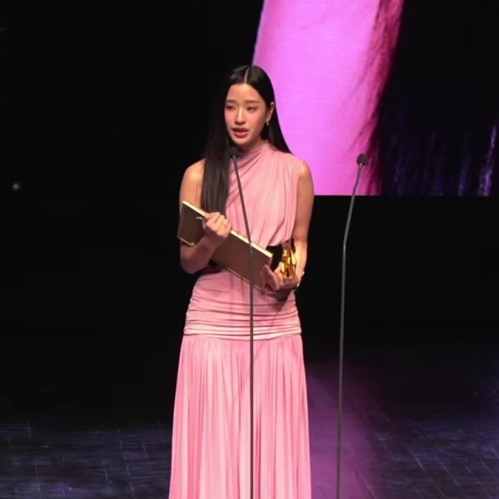 Tontawan received the award of the 'FPA Asia-Pacific Rising Icon Award' for her performance as a supporting actress in the movie 'Lahnmah'. 🏆 

Well deserved and Congratulations, <a href="/tontawan_t/">ㄸu</a> 👏🎉 

TU RISING ICON APFF
#tontawan #APFF62
#AsiaPacificFilmFestival