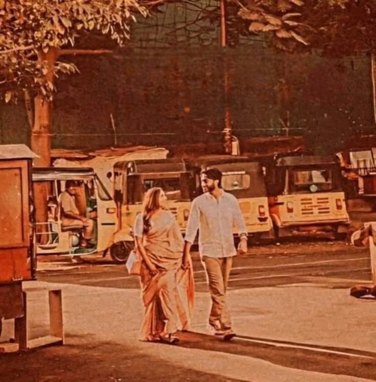 मुलाकात.......

उसने बड़े अदब से पूछा -“अगली मुलाक़ात कहाँ होगी?”

मैंने कहा 
आसमानों में, दो बादलों की टकरार में…
भीनी मिट्टी की खुशबू में…

अदरक वाली कड़क मीठी चाय से उठते उस धुएँ में…

खिड़की पर बारिश की बूंदों में…
मोगरे के फूलों में…

रहमान के किसी गाने की धुन में…